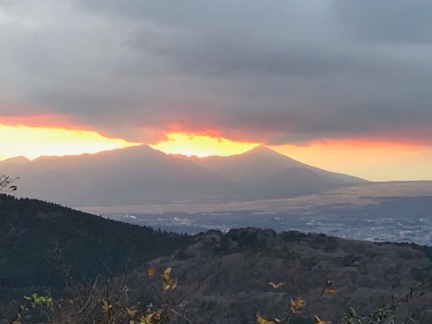 愛鷹山に沈む夕陽