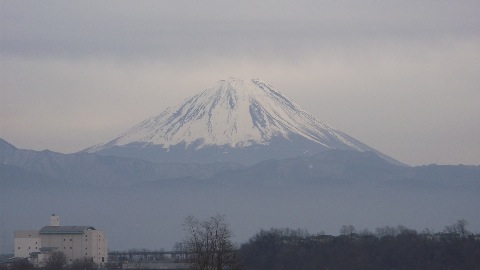 御坂山塊の背後には巨大な富士の姿が　韮崎からは数多くの名峰がのぞめる