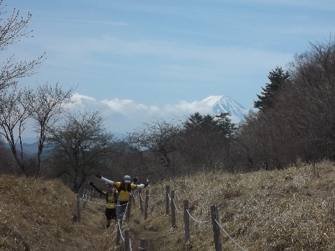 １時間２０分で丸川峠に到着　残雪の富士が頭を見せる