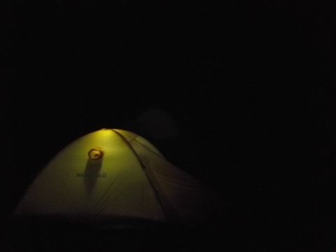 漆黒の闇の中テントの明かり。なんかほのぼのする。