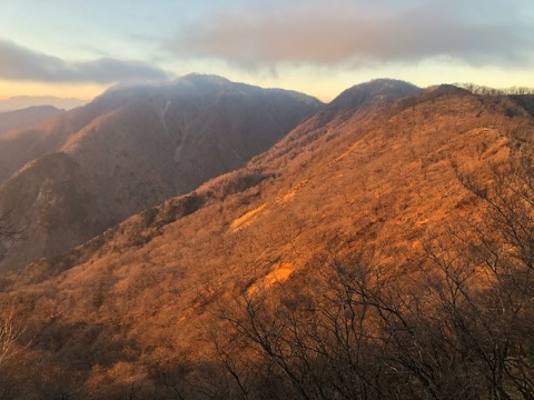 夕日に染まる丹沢山　手が悴んできた