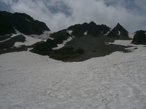 これからたどるザイテングラードの尾根道（左側）と涸沢岳