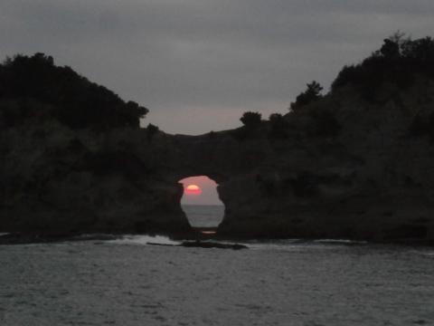 円月島に沈む夕陽