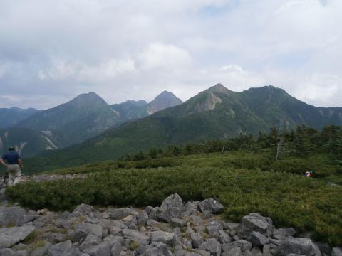 編笠山　山頂　南八ヶ岳の山々　右のピークはこれから向かう権現岳