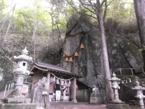 石割神社　大岩の御神体　ここから山頂まで急登が続く