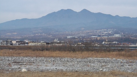 悪天候のため今回は茅ヶ岳に変更　この山、日本百名山の著者の深田久弥氏は昭和４６年にこの山に登山中に急逝された。日本百名山を目指していても知らない人が多い。