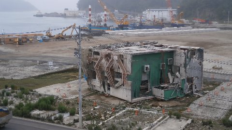 猛烈な津波の引き波で倒壊したビル　未だに撤去できず