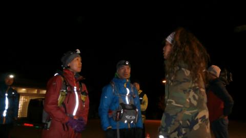 深夜の山岳地帯に入る前に六花先生からメディカルチェっク　この先杓子岳の厳しい登り待っている・・。