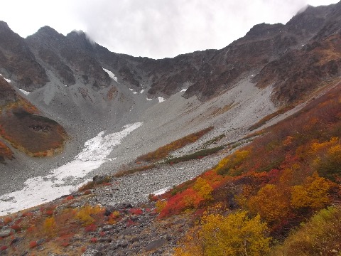 涸沢の紅葉はまだしっかりと残っていた