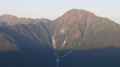 日本第２位の高峰（こちらのほうが世界遺産にふさわしい山だと思うのだが）が朝日に染まる