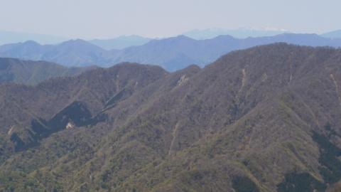 八ヶ岳　写真でははっきりしないが八ヶ岳　編笠山（中央）の斜面の奥に白い峰々が肉眼で見える。位置関係から穂高連峰に違いない（感激）