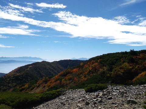 澄み切った秋の空　遠くに八ヶ岳、富士山、南アルプスが