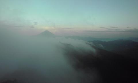 激しい雲の流れの中　富士山のチラリズム
