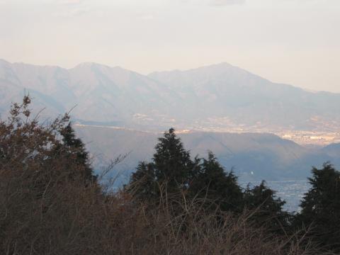 丹沢の山々。向かって右のピークは大山