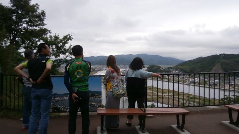 石巻　日和山公園の高台から旧北上川方面　案内してくれるのは石巻在住の元同僚のAさんとそのお母さん