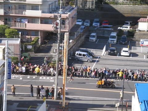 病院の窓から箱根駅伝観戦　患者さんも外に出て熱心に声援を送る