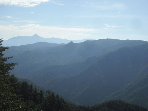 奥には日光白根山　手前の山がこれからたどる浅松山方面　１００キロ以上辿ってきたあと、まだ一山を越えなくてはいけないとは・・。