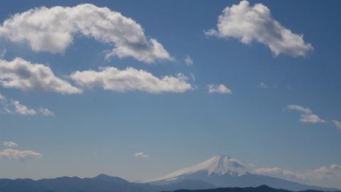 富士もだが、ポッカリ浮かぶ雲も美しい