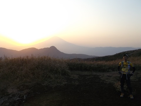 １７時４０分　すっかり遅れてしまったが明神ヶ岳に到着。あとは大雄山まで下るだけ
