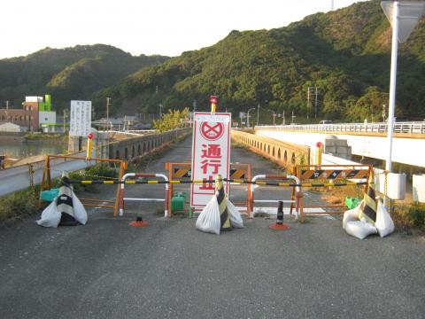 ９月の台風により
通行できなくなってしまった
日置大橋の人道橋
車道を歩くのは危険極まりない