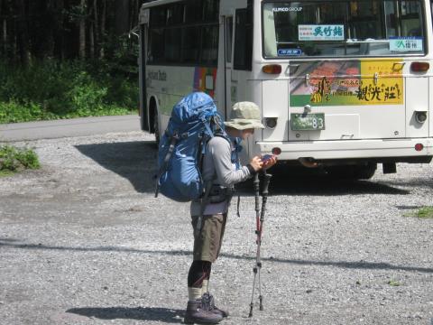 出発前のMちゃん
５５Lなザックを背負っての
初山行。
ザックがよりでかく見える