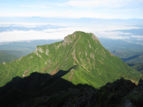 ガーミン実測１時間で、標高２８８９mの赤岳山頂に到達。
さっきまで見上げていた阿弥陀岳も眼下に