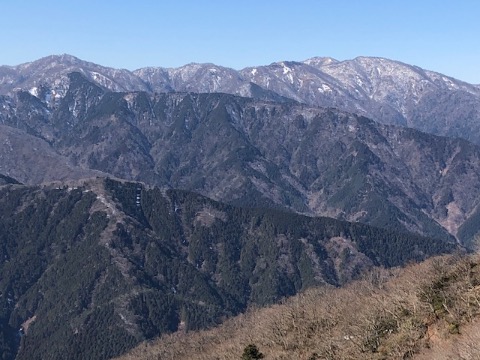 今日の丹沢　塔ノ岳方面はかなり雪が付いたようだ