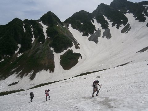慣れない雪渓歩きにちょっとバテ気味の若者たち。６本爪アイゼンを用意してあったが雪はクラストしていなかったためそのまま登る