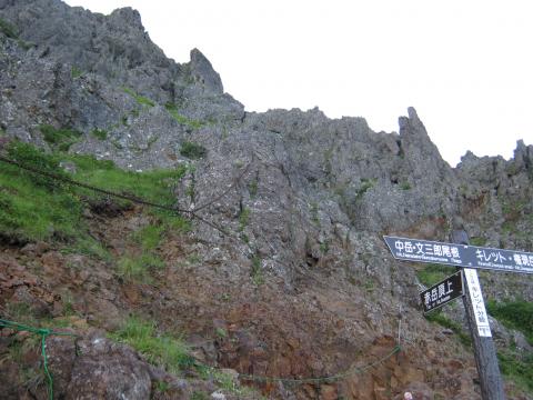 赤岳山頂直下の岩場