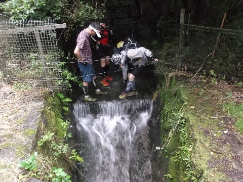 長尾峠から仙石原に下山　途中用水路で泥だらけのシューズを洗う