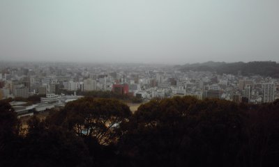 松山市街を見下ろす。雨足が強くなってきた。