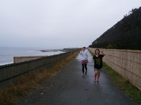そぼ降る雨の中。湘南海岸を快走するふたり。
