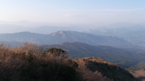明神ヶ岳山頂直下より　午前中に登った矢倉岳
あんな遠くからよく来たもんだ（自画自賛）
