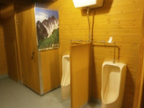 食事の写真の後に何事だ！と叱られそうだが北穂高小屋のトイレのあまりの綺麗さに衝動的にシャッターを押してしまった。３１００mの高所でこんな綺麗なトイレ。冥界の小山氏もきっと喜んでおられるだろう。