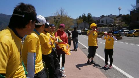 昨日のメンバーに加え、スカブーさん、エビちゃん、ビリちゃんも駆けつける。黄色いTシャツが青空に映える。