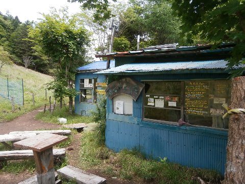 １時間４０分で丸川峠　ここの小屋、15年前の５月に泊まったことがある。木彫師のご主人が営む小屋で小堀の木像がたくさん飾られてあった記憶が・・。