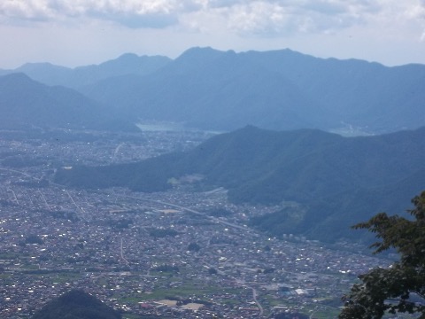 杓子山山頂から富士吉田方面