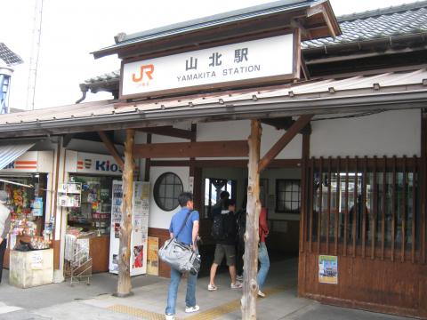 JR山北駅。
戦前の丹奈トンネル開通まで、今の御殿場線は
東海道線を名乗っており
山北は鉄道の街として栄えていたが、
現在はすっかり寂れてしまっている。