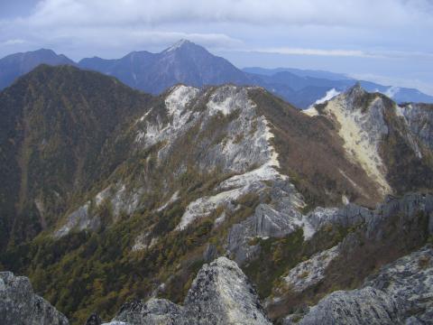 薬師岳より赤抜沢の頭、右は地蔵岳オベリスク、左は高嶺、さらに奥は甲斐駒ケ岳、天候に恵まれれば中央アルプス、木曽御岳、北アルプスまでも望める。