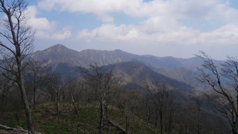 左から神奈川県最高峰の蛭ヶ岳～丹沢山～塔ノ岳にかけての稜線