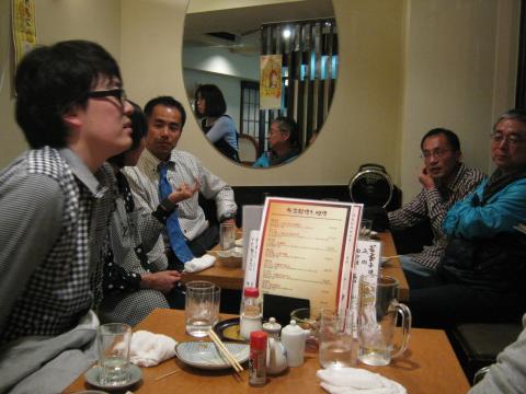ラジオディレクターのH氏親子、ハリーさん、RORYさん、きょんこさん
H氏は大の日本酒党、山口県の地酒「だっさい」がお気に入り。