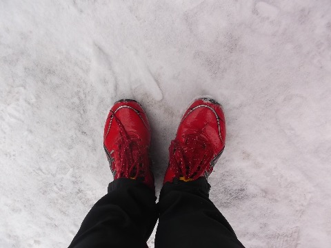 拝借したスノーターサー　アイスバーンでも滑ることなく快適に走れた。靴下もほとんど濡れず