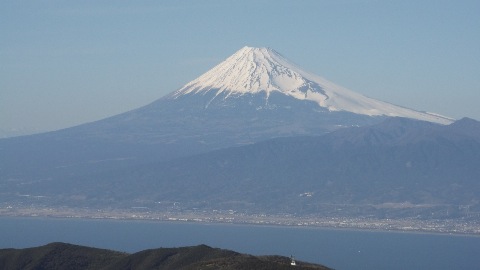 達磨山からの富士　下は沼津の街並　千本松原