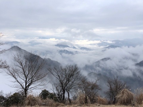 鍋割山では雲の切れ目から素晴らしい光景が！