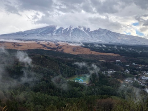 110キロ地点　忍草山（しぼくさ）一気に天候が回復して冠雪した富士が！しかしこの雪のためレースはコース短縮の変更措置が取られてしまう。