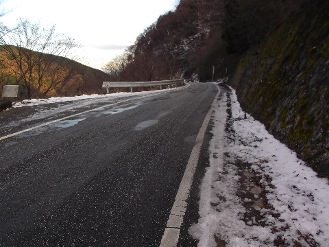 峠付近の路面は至るところ凍結