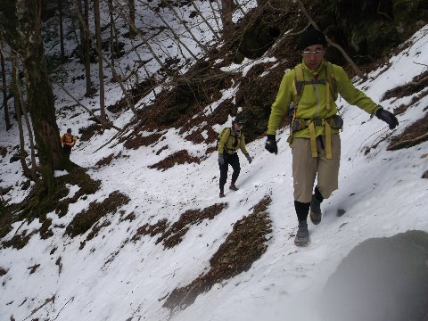 3日前に降った雪で登山道は雪に埋まったまま。トラバース時のスリップには要注意