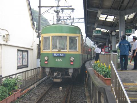 鎌倉といえば江ノ島電鉄。古車両もゴトゴトと走り続けている。