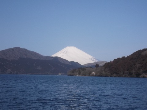 湯本から湯坂道経由で１２キロ　芦ノ湖に到着　今日は富士も真っ白