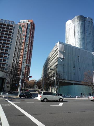 ころげてたどりついたのは六本木ヒルズ　ここが最後の難所のけやき坂～
左の高いのは居住棟　ほりえもんが住んでたり　あの　男優おっしお事件の場所